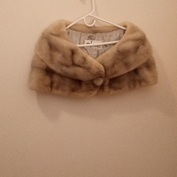 Aramoso furs shoulder wrap - Picture 1 of 3